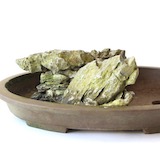 Den Felsen in der Schale platzieren